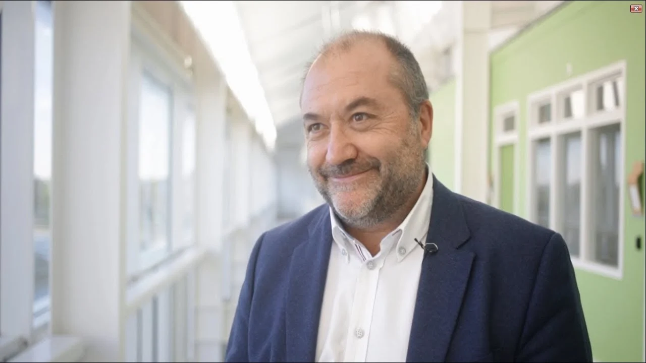 Homme en costume dans un couloir.