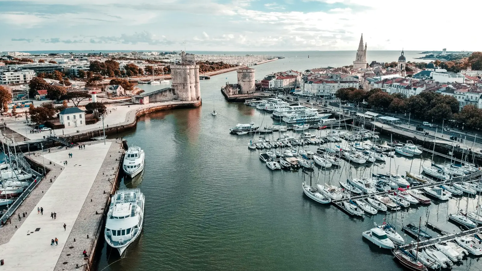 Vue aérienne de l’entrée du Vieux-Port de La Rochelle, avec ses tours et ses bateaux