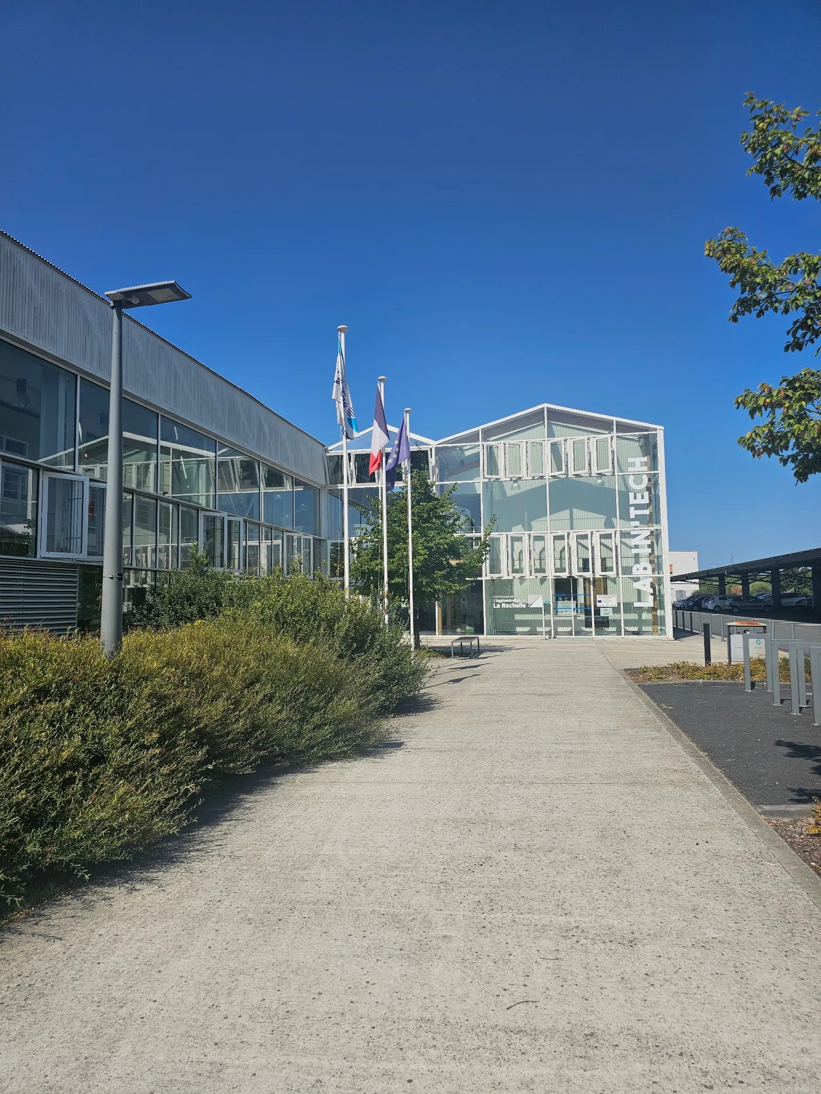 Façade du bâtiment Lab’in Tech et son parvis