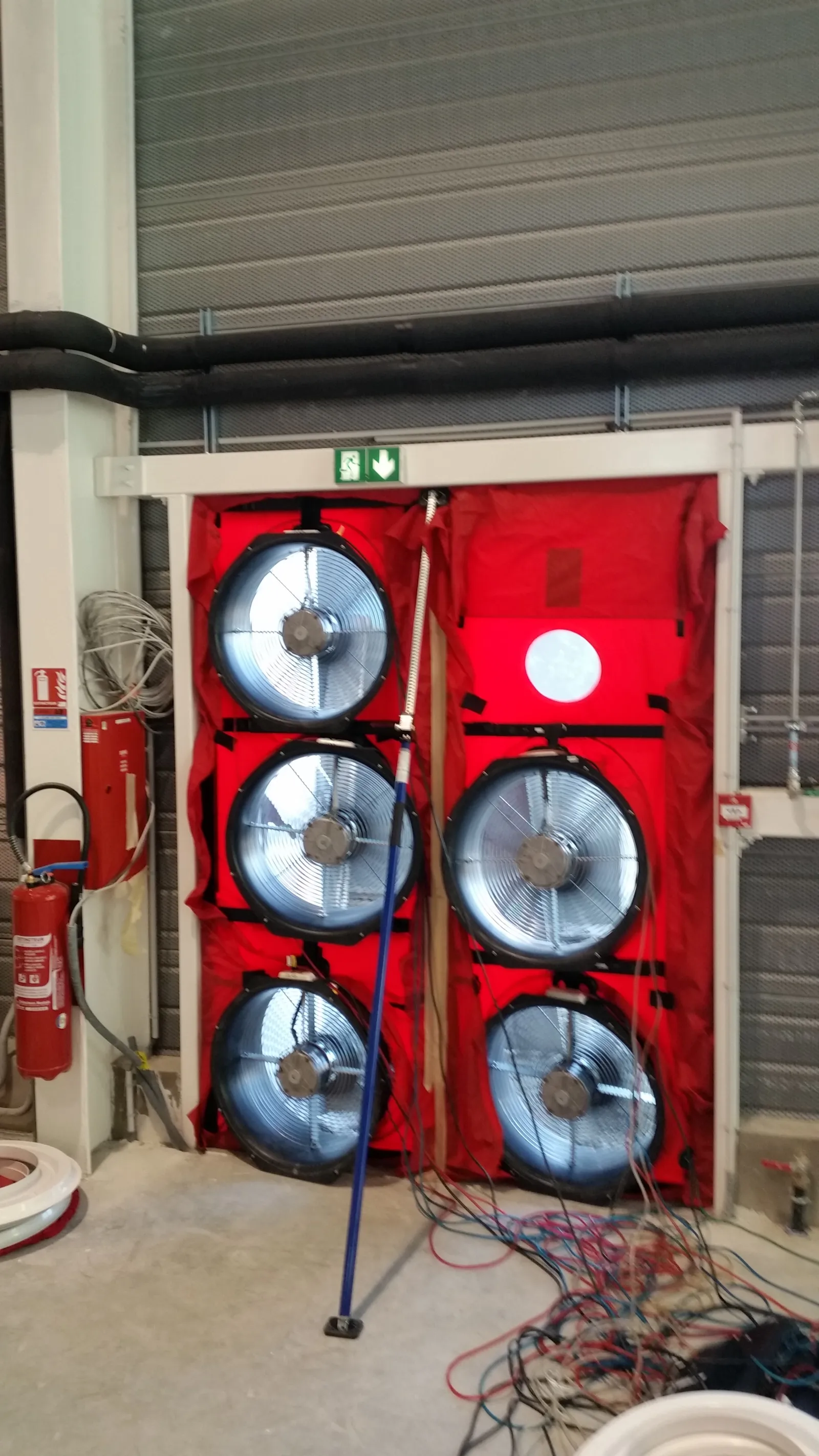 Essai d’étanchéité à l’air : porte soufflante équipée de ventilateurs