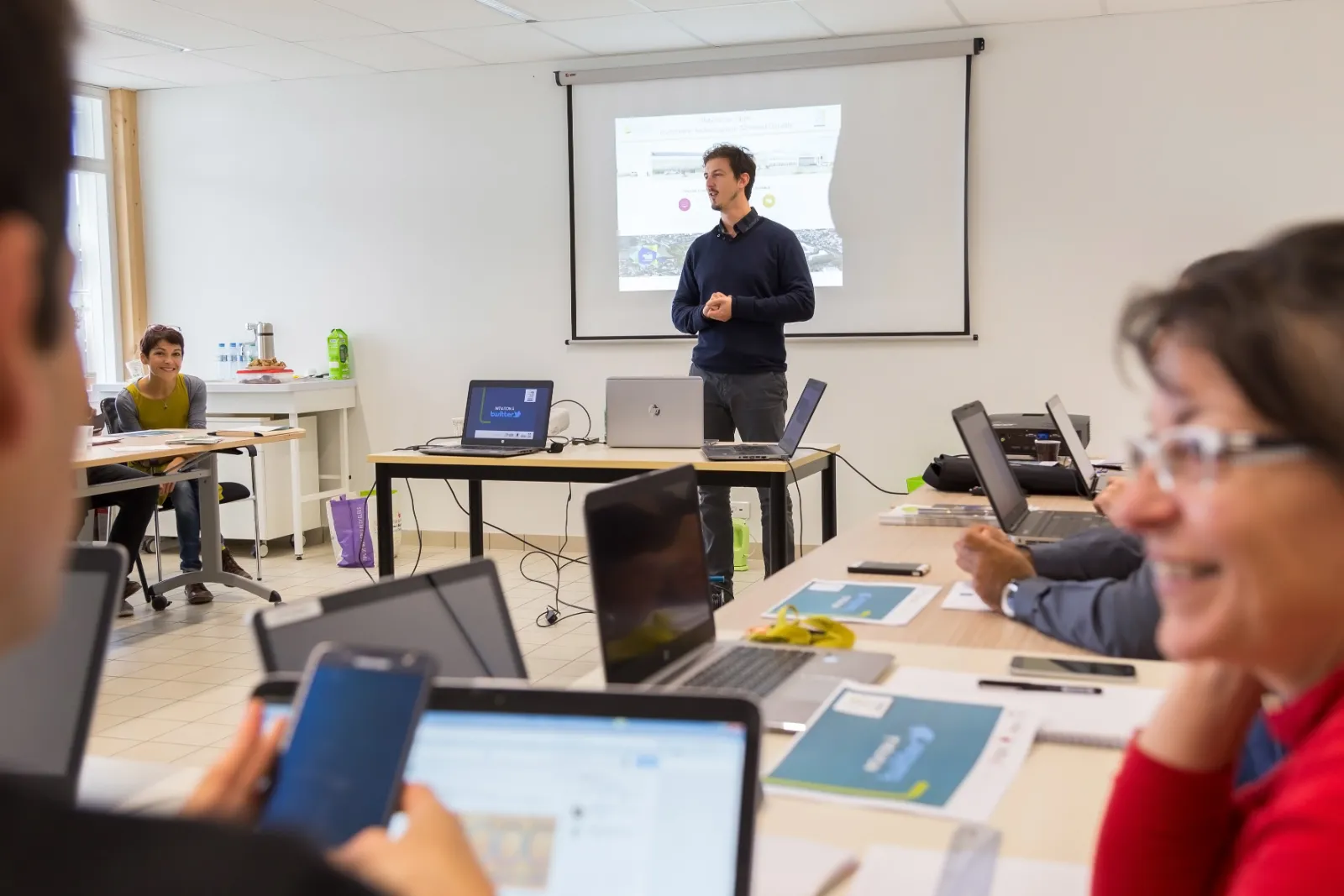 Formateur et stagiaires en salle de formation