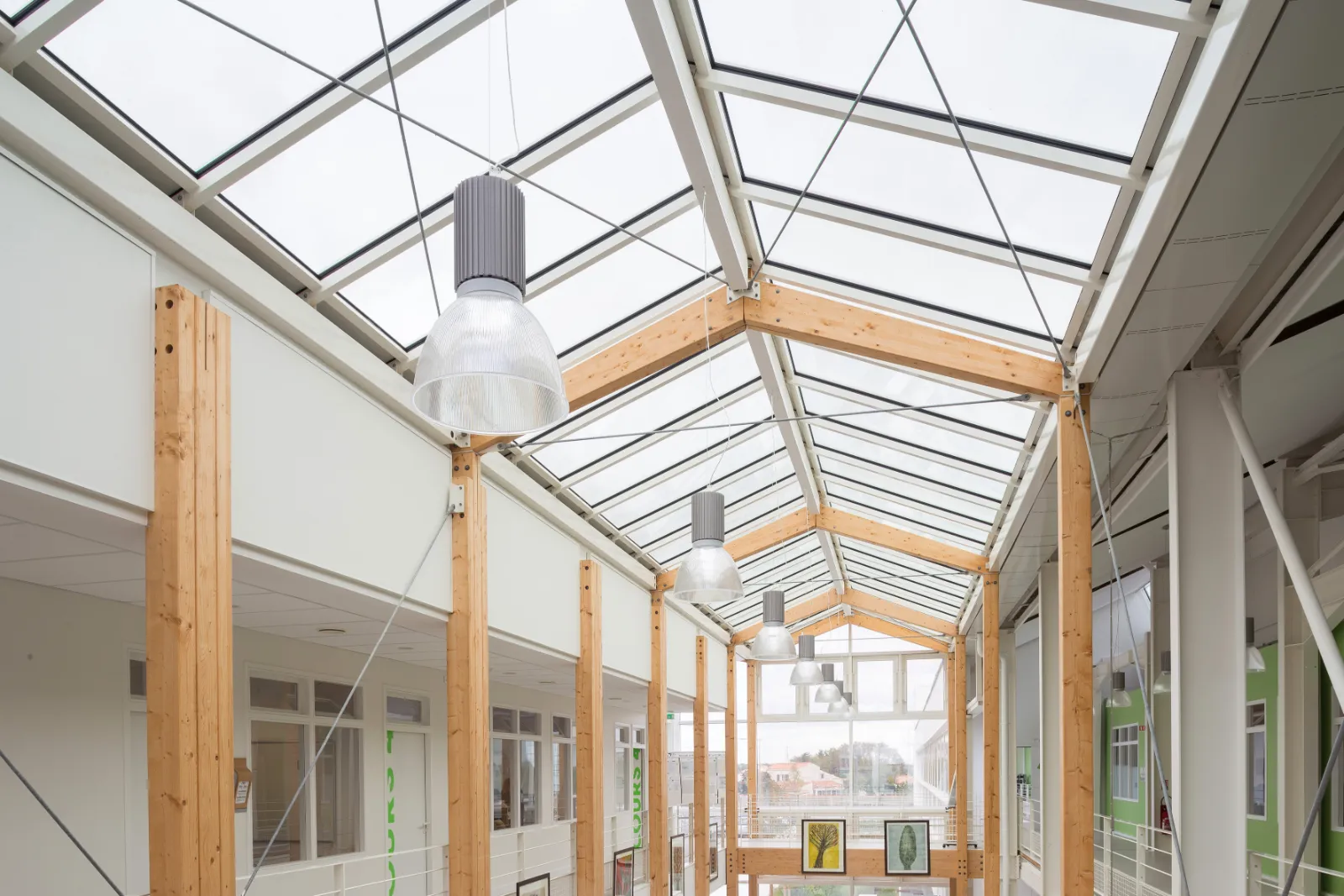 Coursive vitrée du bâtiment Lab’in Tech