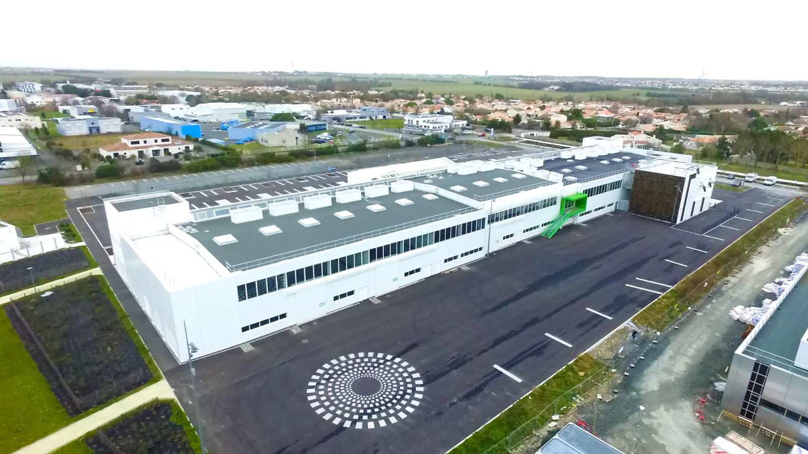 Vue aérienne du bâtiment Lab'in'tech de Tipee et du parc Atlantech, à Lagord.