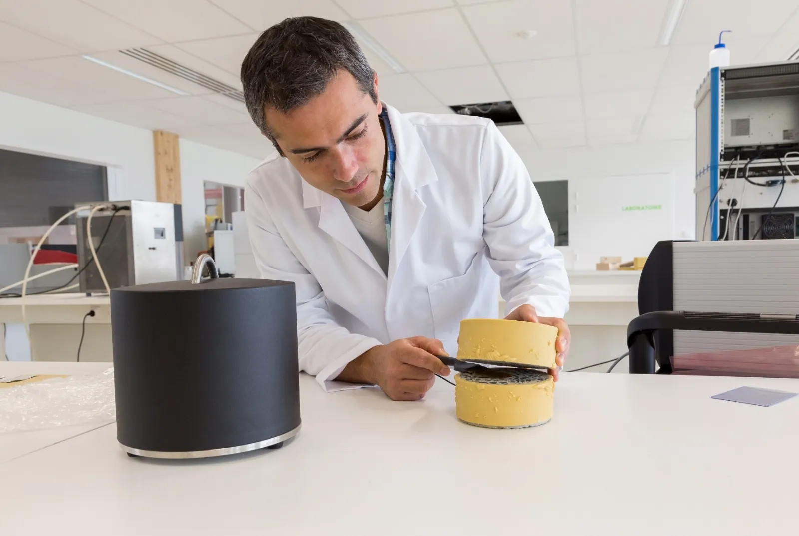Technicien de laboratoire manipulant un échantillon pour un essai