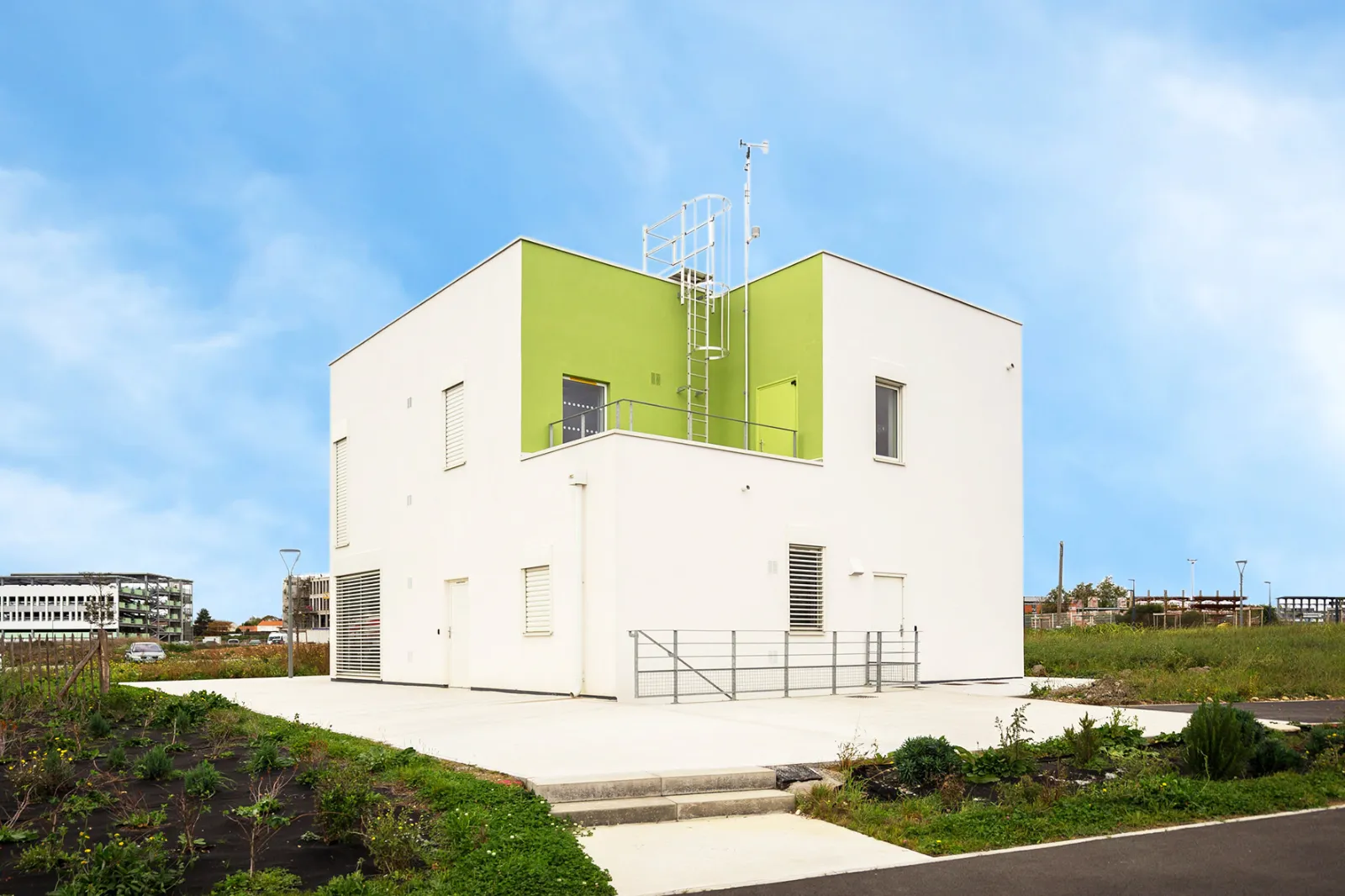 Maison Eurêka sous un ciel bleu