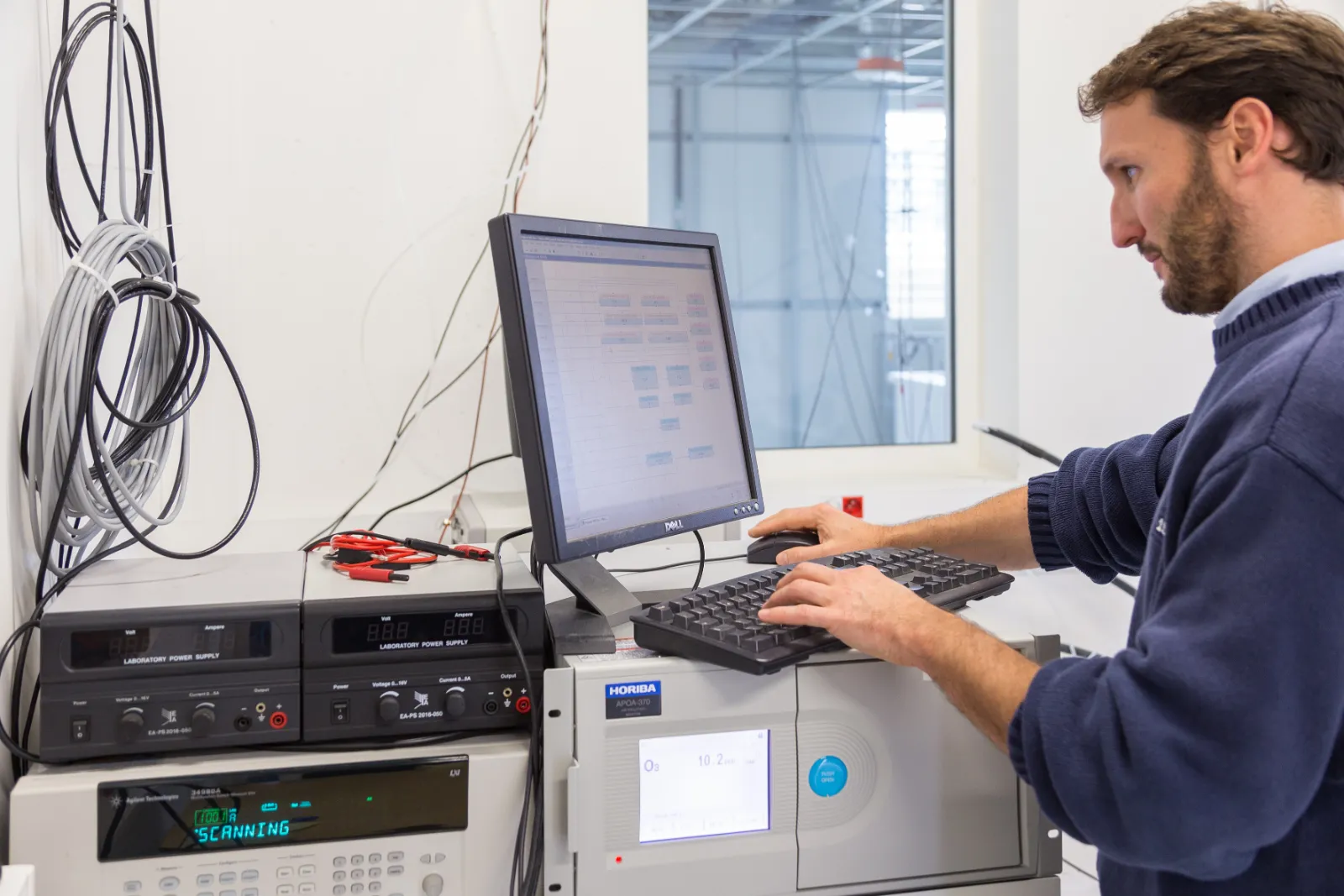 Technicien devant un poste d’acquisition de données de mesure