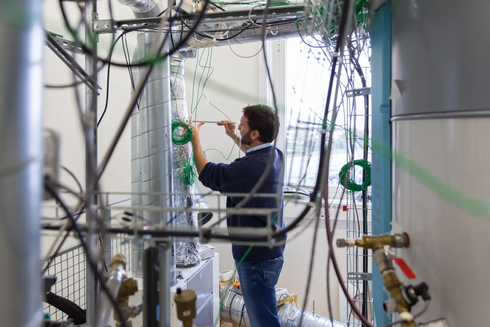 Technicien installant un équipement de mesure sur le plateau technique