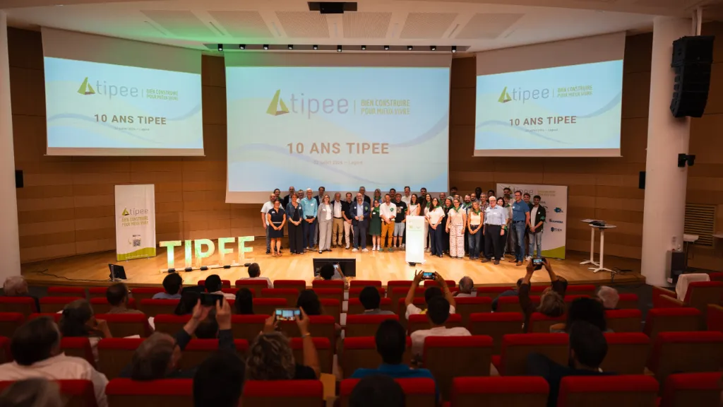 Photo de groupe des actionnaires et de l'équipe Tipee sur scène lors des 10 ans, le 2 juillet 2026 à Lagord